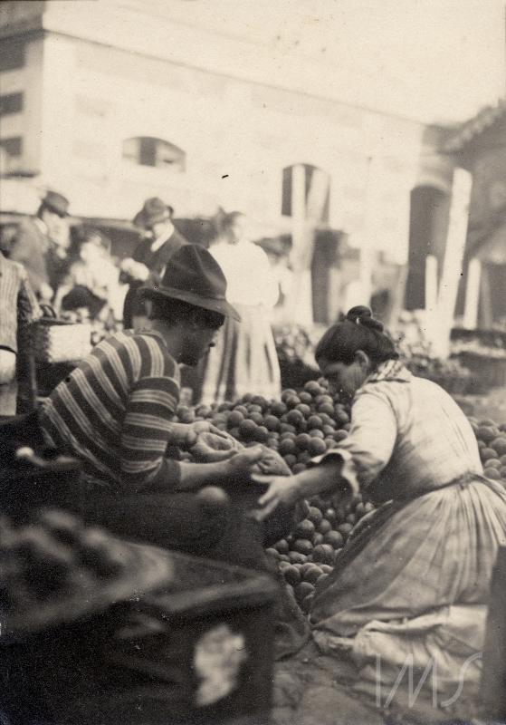 Fotografia antiga de mulher vendendo frutas
