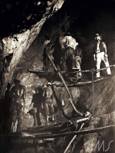 Marc Ferrez. Primeira foto do trabalho no interior de uma mina de ouro, 1888. MG 