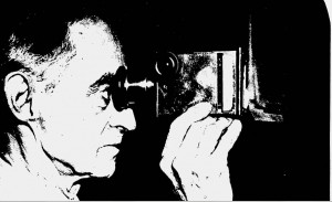 Guilherme Santos, aos 85 anos, retratado com um aparelho estereoscópico na Noite Ilustrada de 1º de agosto de 1950