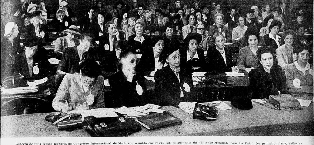 A jornalista Helena Silveira e Carmen Portinho (em primeiro plano, à direita), delegadas do Brasil no Congresso / Revista da Semana, 6 de dezembro de 1947