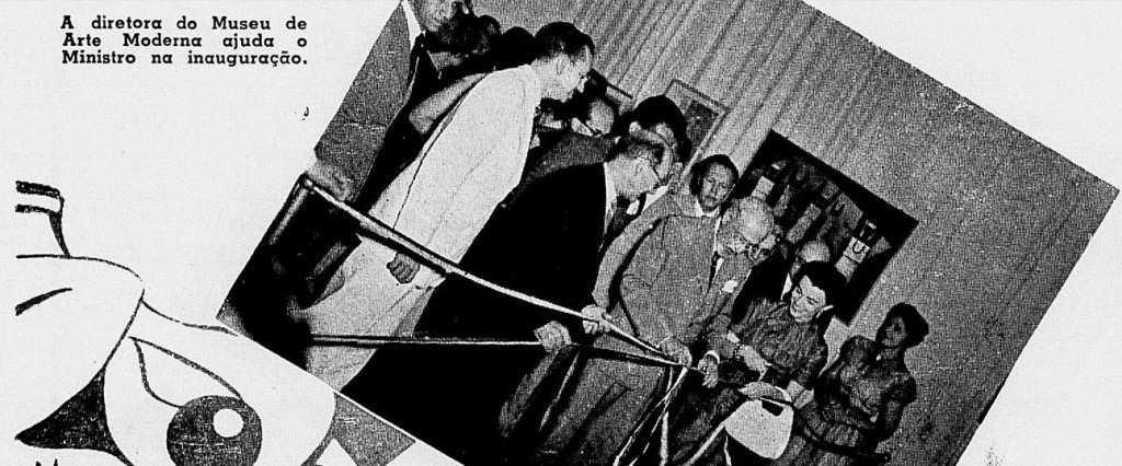 Na inauguração do MAM-RJ, no Palácio Capanema, Carmen está à direita de Niomar / Vida Doméstica, fevereiro de 1952