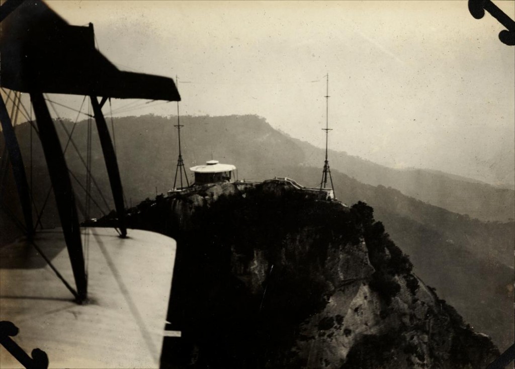 Jorge Kfuri. Vista aérea do Morro do Corcovado com o Mirante Chapéu do Sol, c. 1921. Rio de Janeiro, RJ / Acervo IMS