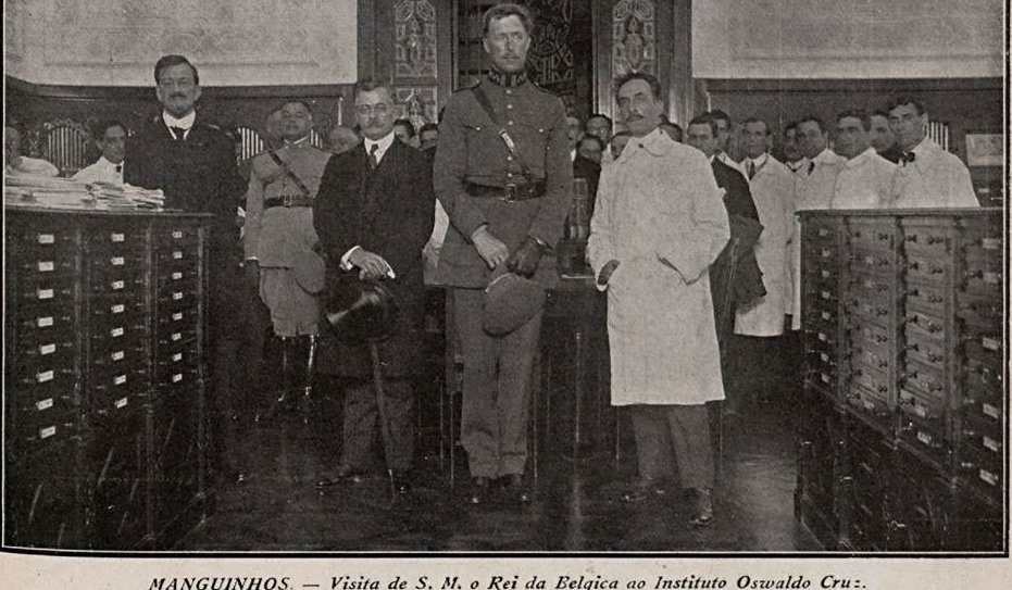 O rei da Bélgia, Alberto I, tenso a sua esquerda o presideente Epitácio Pessoa e, a sua direita, o cientista Carlos Chagas / Careta, de 1920