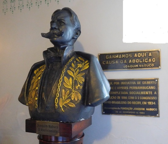 Busto de Jaquim Nabuco no Teatro de Santa Isabel com a laca "Foi aqui que ganhamos a abolição;'