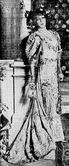A atriz Sarah Bernhardt como La tisbee, da peça Angelo, de Victor Hugo Revista da Semana, 29 de outubro de 1905
