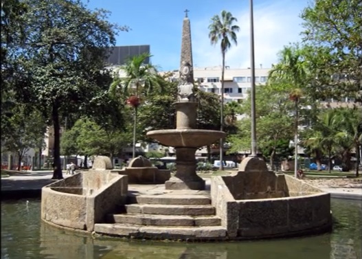 O Chafariz das Saracunas, em sua localizção atual, na Praça General Osório