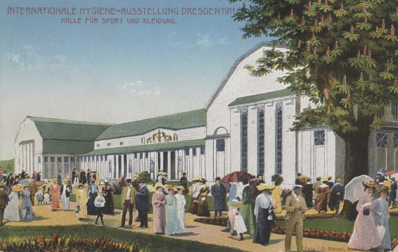 Salão de Esportes e roupas na Exposição Internacional de Higiene Dresden, em 1911. Representantes dos cartões postais: Hartung & Rüttinger / Wikipedia