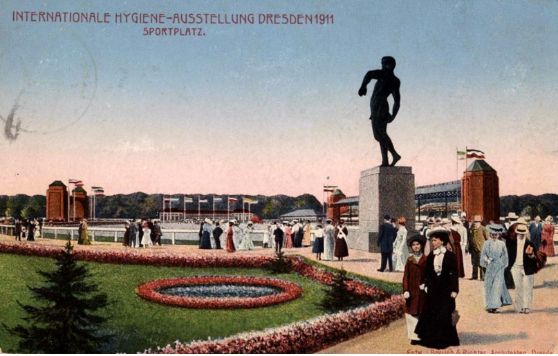 Campo esportivo com escultura de lançamento de bola de Richard Daniel Fabricius na Exposição Internacional de Higiene de Dresden, em 1911