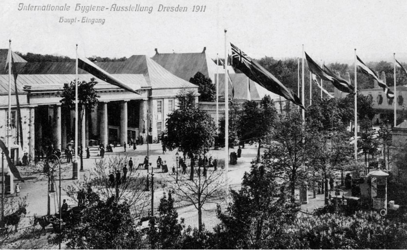 Reprodução de cartão postal da entrada principal d Exposição de Dresden / Wikipedia