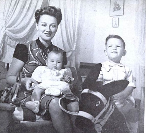 Maria do Carmo, mulher de Jorge de Castro, com os filhos Maria Cristina e Vital / Sombra, 1943