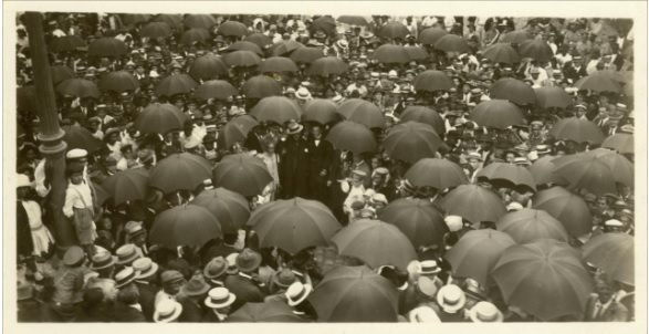 Multidão observa Nilo Peçanha durante a campanha Reação Republicana, 1921 / Acervo Museu da República