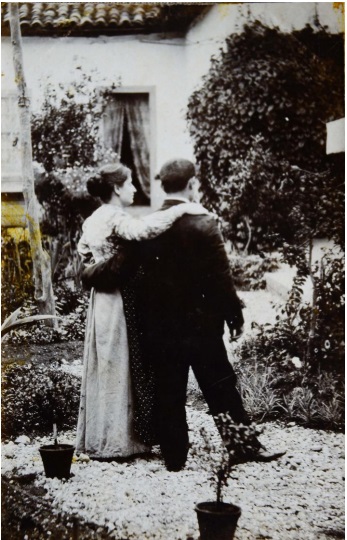O casal Pastore, possivelmente no jardim do estúdio na rua da Assembleia, nº 12, da Coleção Dante Pastore / 