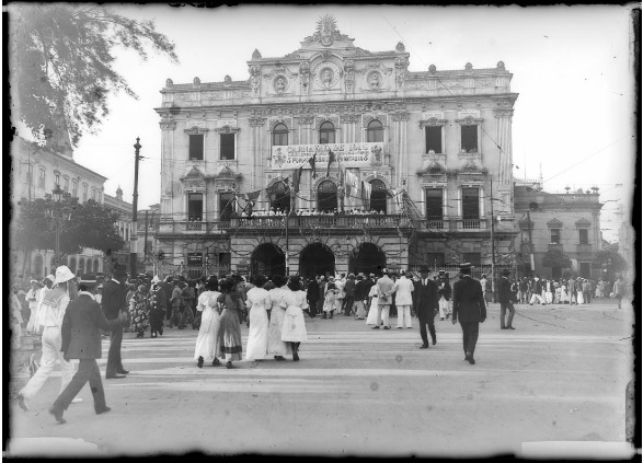 Teatro João Caetano no Carnaval de 1913. Praça Tiradentes, Rio de Janeiro, RJ / Acervo Casa de Oswaldo Cruz