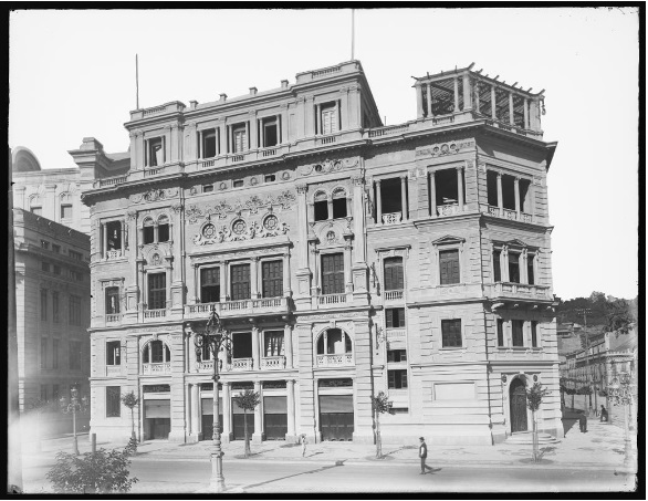 Marc Ferrez. Clube Naval; à esquerda, os fundos do Teatro Municipal e, ao fundo, o Morro de Santo Antônio, c. 1910. Rio de Janeiro, RJ / Acervo IMS