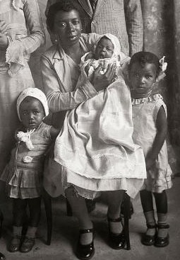 Detalhe da foto Retrato de família, de Chichico Alkimin. Diamantina, MG / Acervo IMS