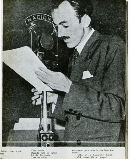 Lamartine Babo ao microfone. c. 1938. Rádio Nacional, Rio de Janeiro, RJ / Acervo IMS