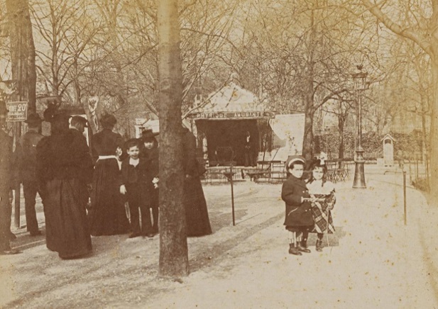 Oswaldo Cruz. Bento e Elisa brincando em uma praça durante a belle époque parisiense, 1899. Paris, França / Acervo Casa de Oswaldo Cruz