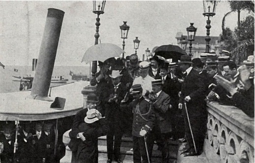 Oswaldo Cruz, de chapéu branco, sendo calorosamente recebido no Cais Pharoux após a conclusão dos trabalhos na Madeira-Mamoré / Careta, 3 de setembro de 1910