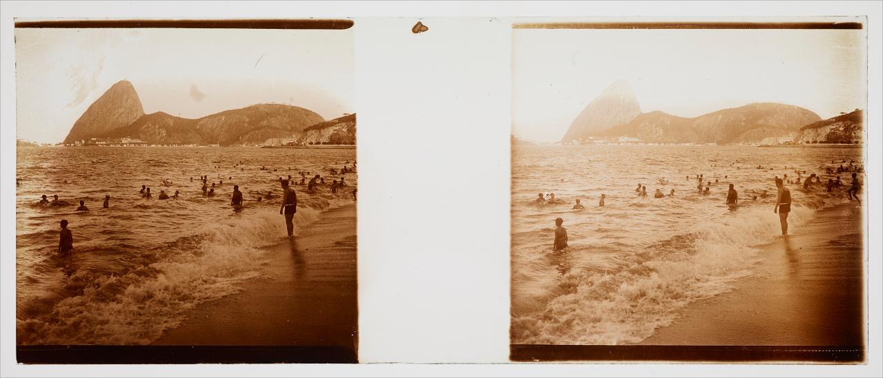 Guilherme Santos. Banhistas na praia do Flamengo; ao fundo, o Morro do Pão de Açúcar, década de 20. Rio de Janeiro, RJ / Acervo IMS