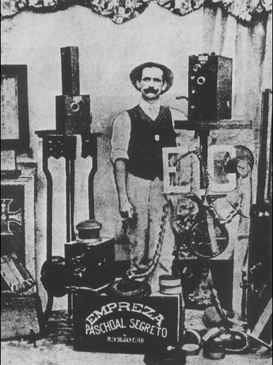 Affonso Segreto (1875 – 1919) junto aos primeiros projetores da Empresa Paschoal Segreto / Wikipedia