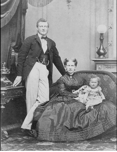 Príncipe Luís Augusto de Saxe-Coburgo-Gota e sua esposa, a Princesa Dona Leopoldina de Bragança, com seu filho mais velho, o Príncipe Dom Pedro Augusto, 1867 / Revista do Instituto Histórico e Geográfico Brasileiro, vol. 438, 2008