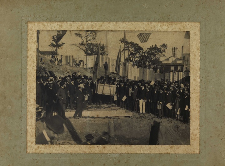 Antonio Luiz Ferreira, Lançamento da pedra fundamental do novo edifício da Bibliotheca Nacional na Avenida Central em 15 de agosto de 1905, sendo Presidente da República o Dr. Rodrigues Alves, Ministro do Interior Dr. J. J. Seabra e Diretor da Bibliotheca o Dr. Manuel C. Peregrino da Silva, 15 de agosto de 1905. Rio de Janeiro, RJ / Acervo FBN