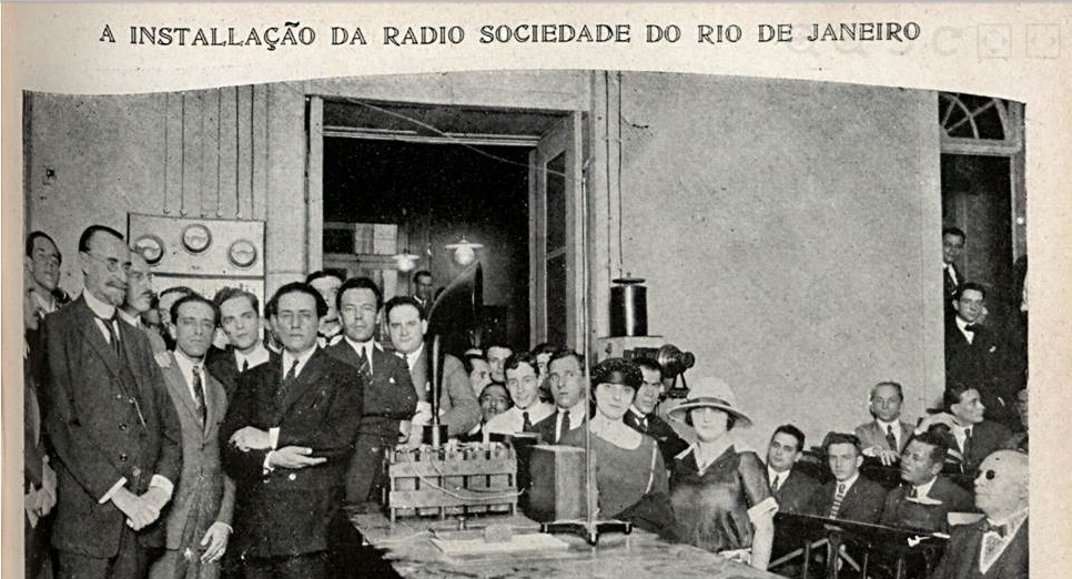 Instalação da Rádio Sociedade Rio de Janeiro. O primeiro à esquerda é Henrique Morize. Roquette-Pinto está bem na frente, de óculos, brqaços curzados e terno escuro / Fon-Fon, 26 de maio de 1923