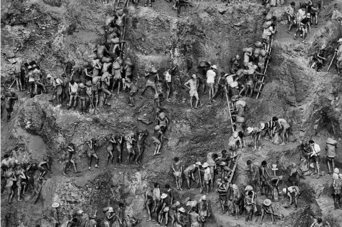 Foto de Sebastião Salgado em Serra Pelada, no Pará, realizada em 1986 — Foto: Reprodução/New York Times
