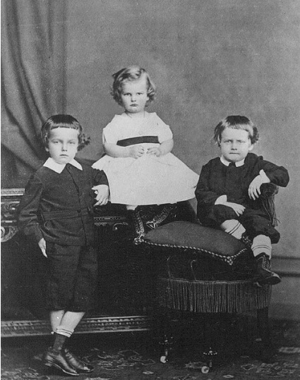 Filhos da Princesa Dona Leopoldina de Bragança e do Príncipe Luís Augusto de Saxe-Coburgo-Gota. A partir da esquerda: Dom Pedro Augusto, Dom José Fernando e Dom Augusto Leopoldo, c. 1871 / Revista do Instituto Histórico e Geográfico Brasileiro, vol. 438, 2008