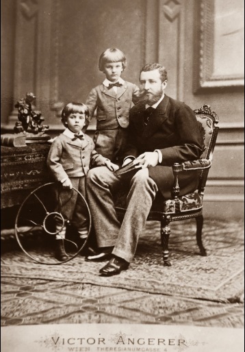  Luís Augusto de Saxe-Coburgo-Koháry com seus dois filhos mais novos (a partir da esquerda): Luís Gastão e José Fernando / Acervo Dom Carlos Tasso de Saxe-Coburgo e Bragança