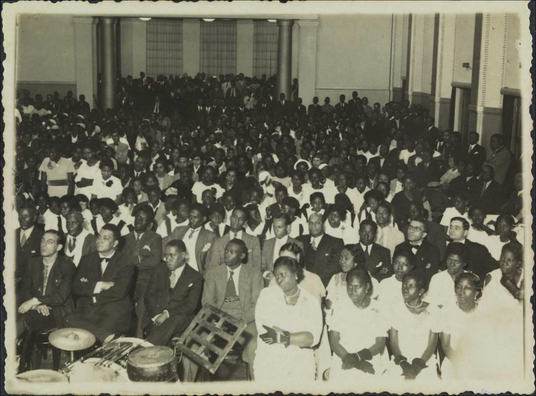 Aniversário de fundação da Frente Negra Brasileira : uma parte da assistência, 16 de setembro de 1935. São Paulo, SP / Acervo FBN