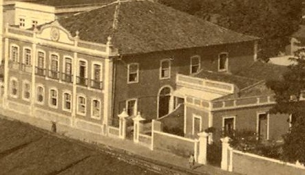 Detalhe da foto destacando a sede do Ginásio Pernambucano, na rua do Hospício