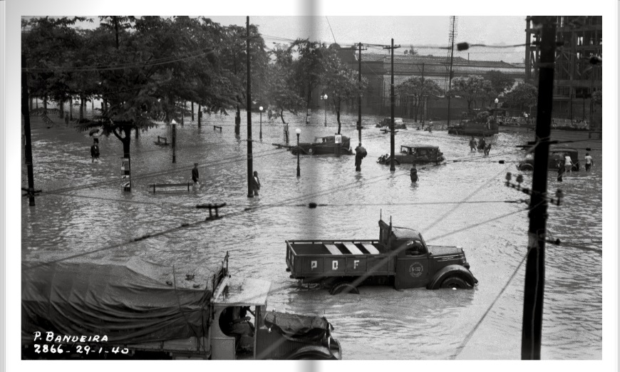 Praça da Bandeira alagada, 29 de janeiro de 1940. Rio de Janeiro, RJ / Achados e Perdidos: imagens inéditas do Rio de Janeiro (1937-1945), página 134