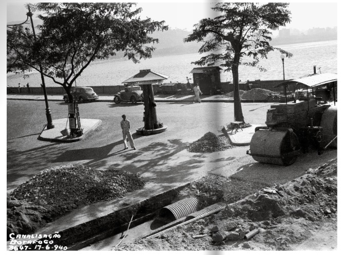 Canalização em Botafogo.  Obras de melhoramentos urbanos na orla de Botafogo. Destaque para o frentista postado diante da antiga bomba de gasolina da Empresa Nacional de Petróleo. Rio de Janeiro, RJ / Achados e perdidos: imagens inéditas o Rio de Janeiro (1937-1945, página