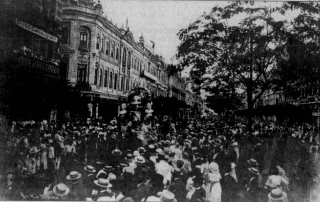 Préstitos das sociedades carnavalescas na Avenida Central, em 1908, por Malta / Jornal do Brasil, 24 de fevereiro de 2004