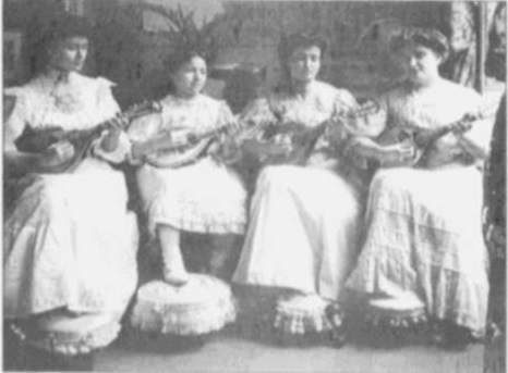 Mulheres instrumentistas, na década de 10, por Malta / Jornal do Brasil, 26 de de 2004