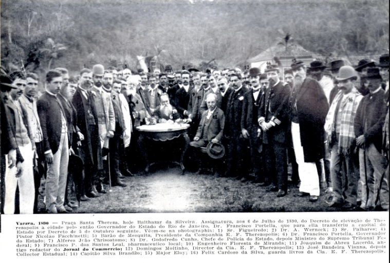 Foto da inauguração de Teresópolis. O comendador Domingos Moitinho está sentado com um chapéu da mão