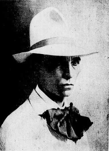 Augusto Malta com o chapéu e a gravata que tornaram-se suas marcas registradas / Revista da Semana, 16 de dezembro de 1944