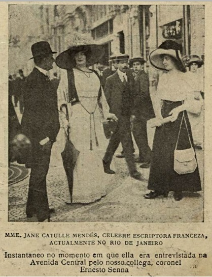 Jane Catulle Mendès sendo entrevistada por Ernesto Senna, do JOrnal do Commercio, na Avenida Central. Ao lado, sua secretáaria, Mathilde Grimaud / O Malho, 7 dre ouubro de 1911