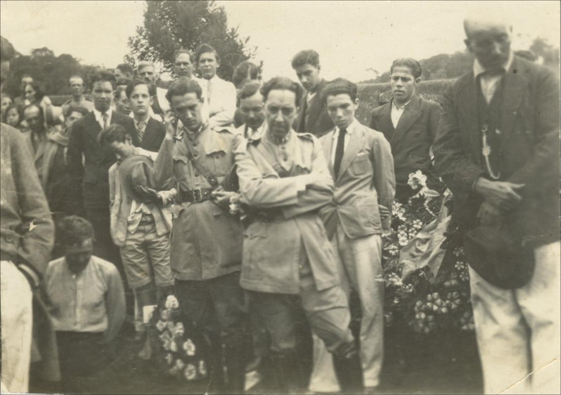 Enterro do coronel Fulgêncio da Força Pública Mineira, em Passa Quatro (MG). Vê-se o Coronel Cristóvão Barcelos (à frente, com os braços cruzados) e o então capitão-médico Juscelino Kubitschek (à esquerda de Cristóvão Barcelos), 1932. Passa Quatro, Minas Gerais/ Acervo Museu da República