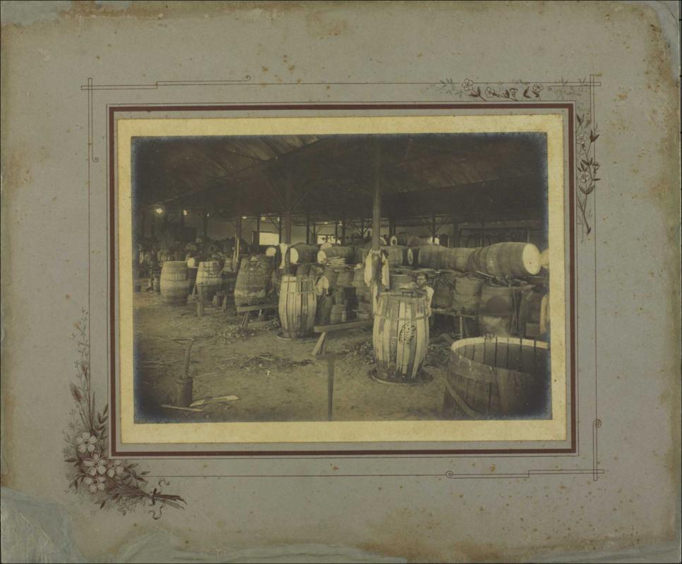 Cooperativa Alcoólica da Bahia : Secção de tanoaria, 193?. Santo Amaro, Bahia / Acervo FBN