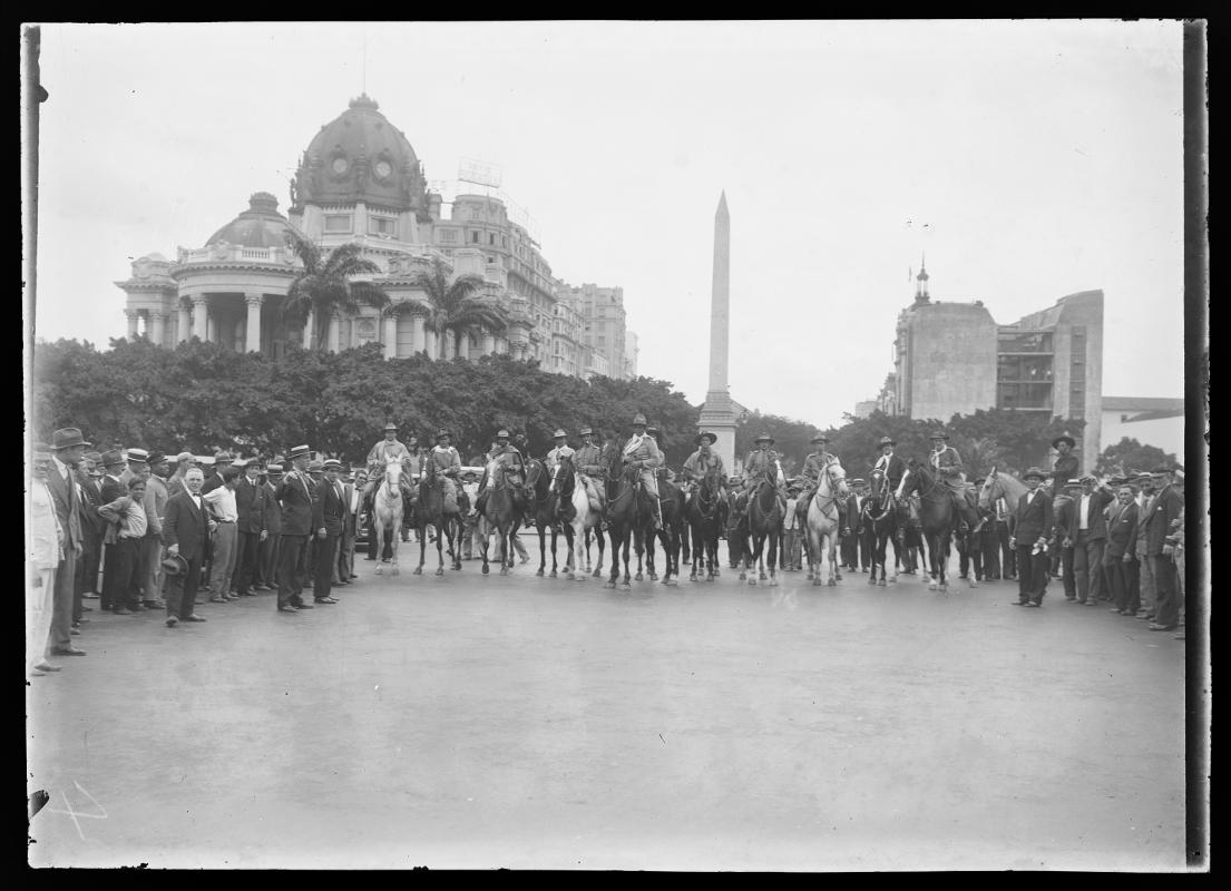 Revolução de 1930; tropa gaúcha a cavalo em frente ao Palácio Monroe e ao Obelisco, 1930. Rio de Janeiro, RJ / Acervo IMS
